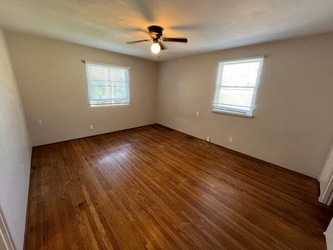Building Photo - Tyler & Maryland Duplex