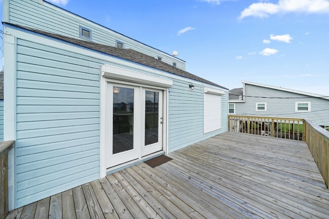 Building Photo - 4126 San Jacinto Dr