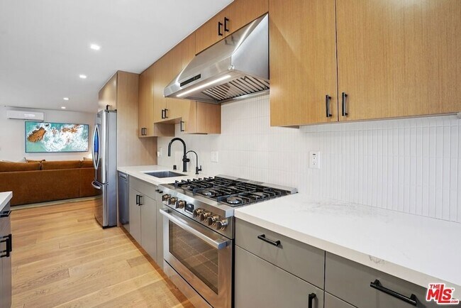 Building Photo - 838 N Mansfield Ave