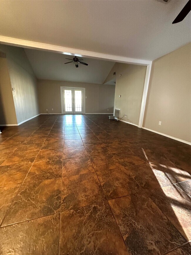 Building Photo - 1520 Highland Dr