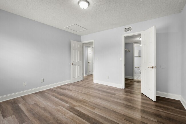 Building Photo - 3737 Loretto Rd