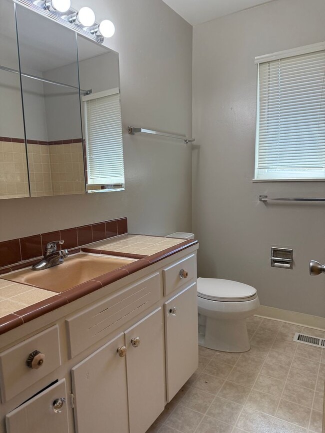 Building Photo - Spacious Waverly Park Home - Open House Fr...