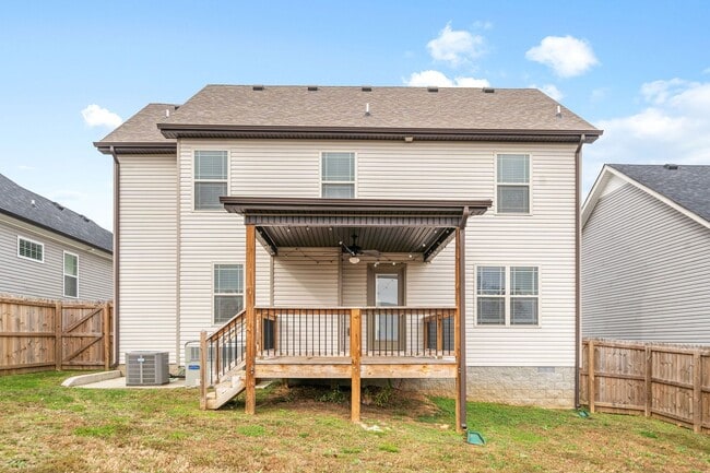 Building Photo - Pet Friendly Three Bedroom with Bonus!