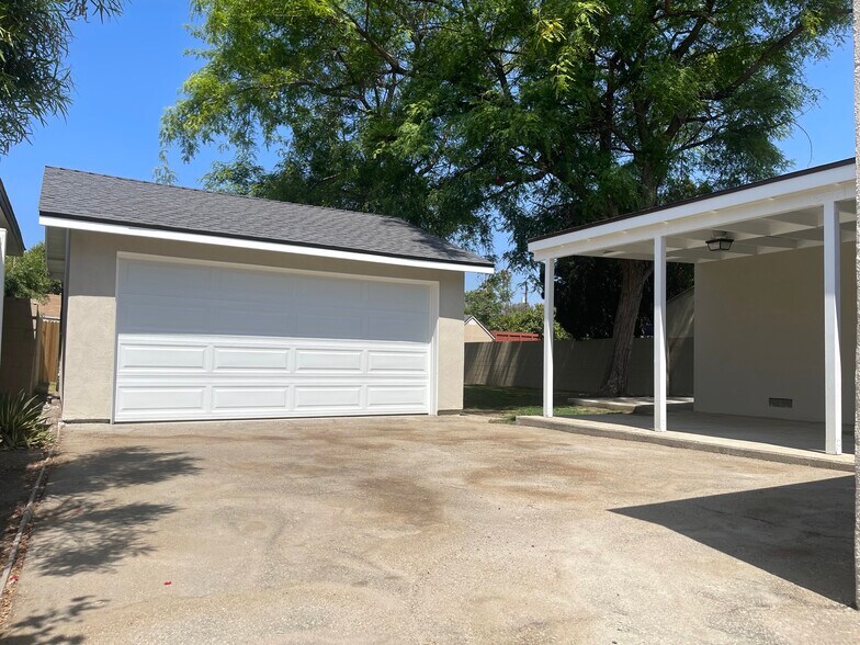 2 Garage high ceiling, recessed lighting, HVAC, Separate Entrance and remote app garage doo - 5457 Beck Ave