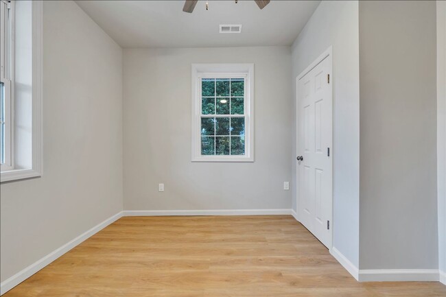 Building Photo - Updated 2 bedroom 1 bath with all new appl...