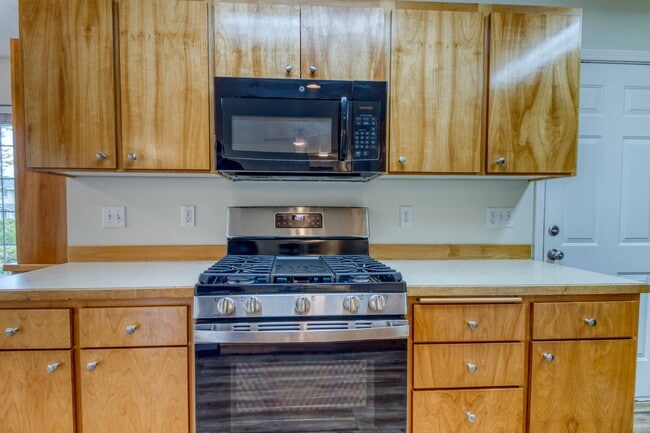 Building Photo - 1923 NE Derek Dr