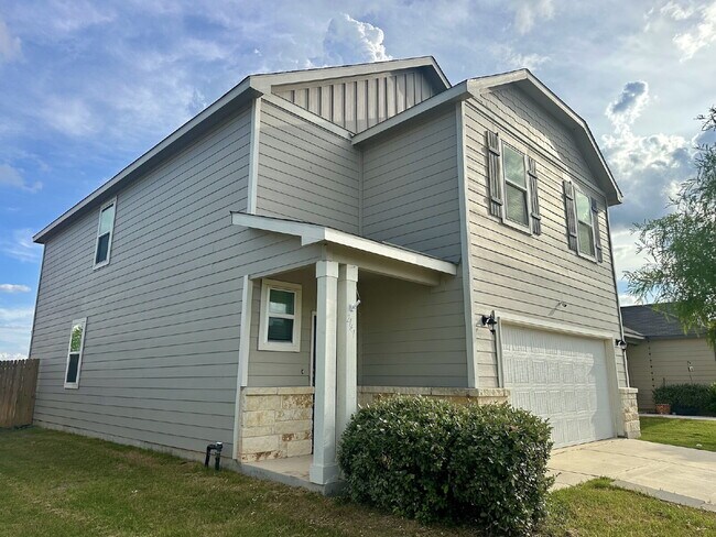 Building Photo - Spacious 4 Bed/2.5 Bath in Seguin with Easy I-10 Access