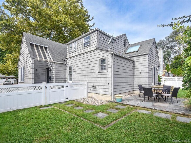 Building Photo - 20 Oldwood Rd S