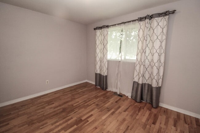 Building Photo - Coming Soon! Very well maintained home wit...