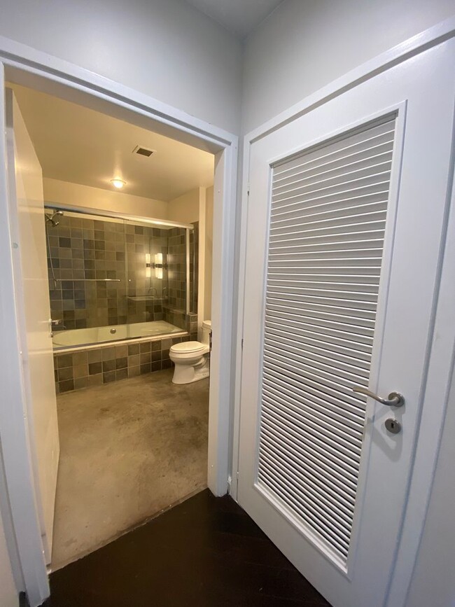 Building Photo - Unfurnished Downtown Hi-Rise Loft near the...