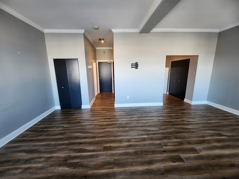 10 ft ceilings - 1 E Chase St