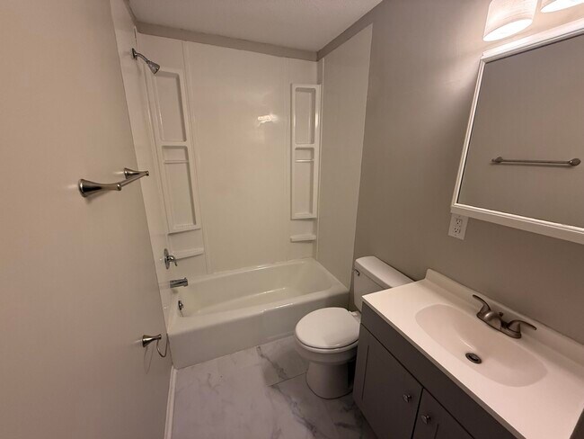 Building Photo - 213 N Ann St