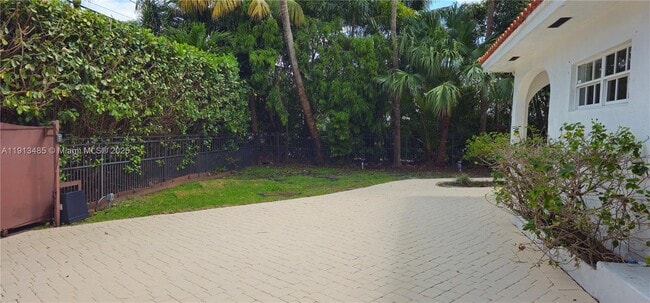 Building Photo - 1700 Bay Dr