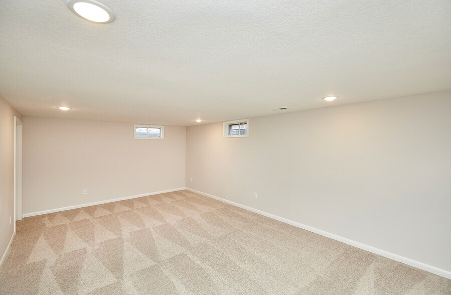 Building Photo - 409 SW Ash Dr