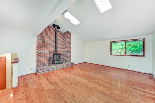 Building Photo - Great Home Tucked Away in Mirrormont on Tiger Mountain