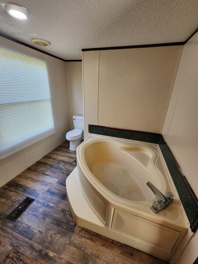 Building Photo - 15 Wilma Ln