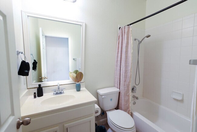 Building Photo - 2418 Allred Dr