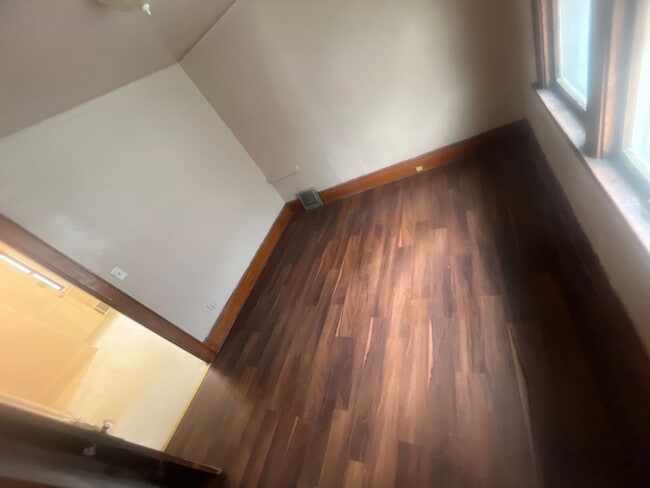 Building Photo - Spacious 2-Bedroom Upper Duplex