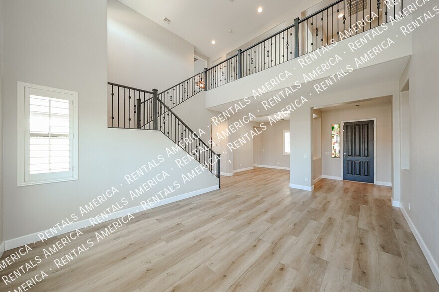 Building Photo - 18676 E Braeburn Ln