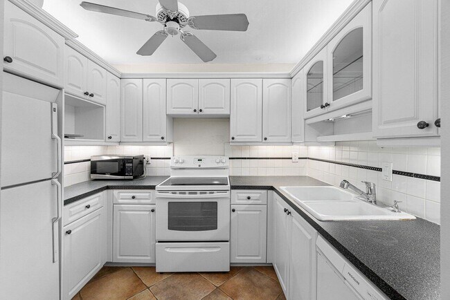 Building Photo - 120 Cypress Club Dr
