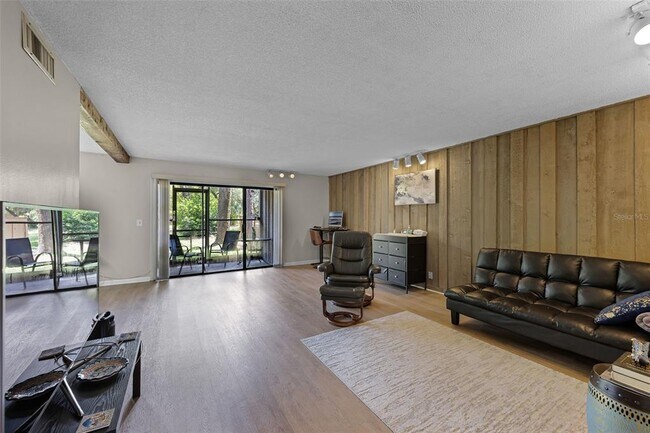 Building Photo - 260 Crown Oaks Way