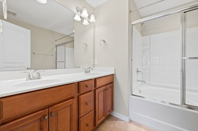Building Photo - 3 Bedroom Townhouse in Braddock Park Community - Available May 8!