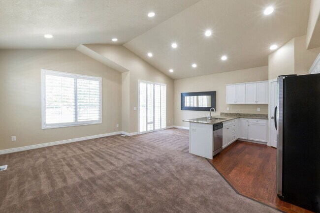 Building Photo - Resort-Style Living near Traverse Mountain
