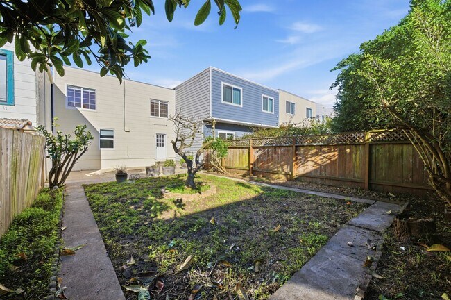 Building Photo - 347 Staples Ave