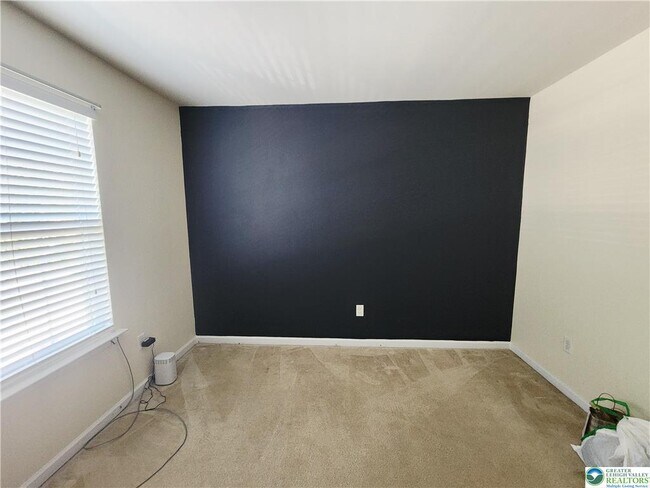 Building Photo - 972 King Way