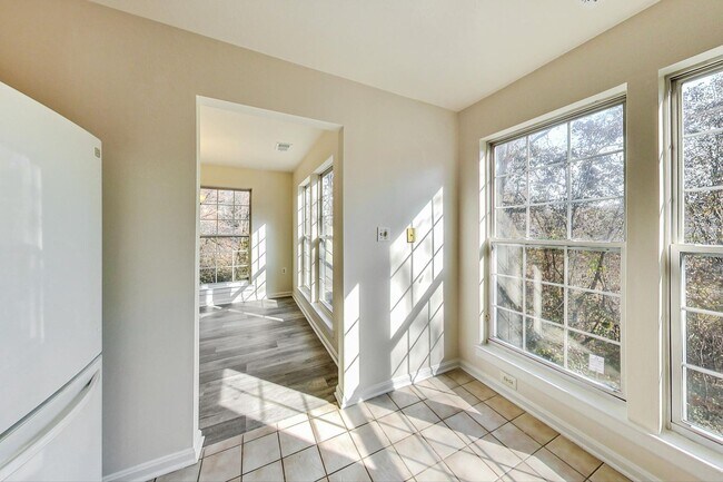 Building Photo - Renovated 2BD/2BA with 1 Reserved Parking ...