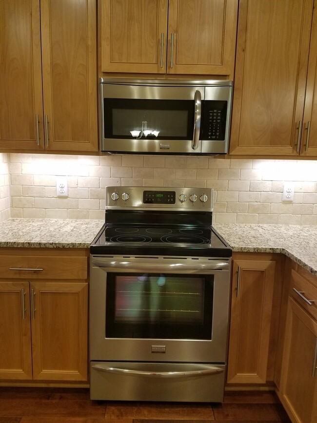 Building Photo - Beautiful Townhome in perfect location, only minutes from I-5