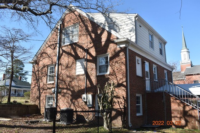 Building Photo - Gorgeous Home in Downtown Lillington!