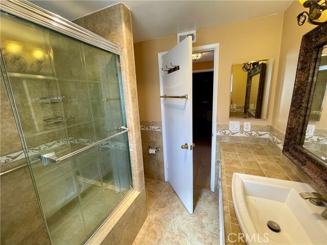 Building Photo - 10524 Casanes Ave