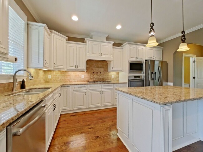 Building Photo - Estate STYLE home with pool and basement i...