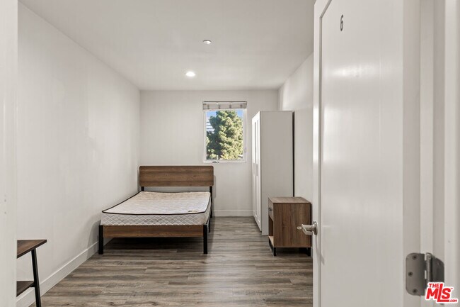 Building Photo - 1147 W 37th St