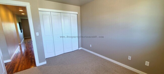 Building Photo - Beautiful 3 Bed 2.5 Bath Town house with ALL the amenities!