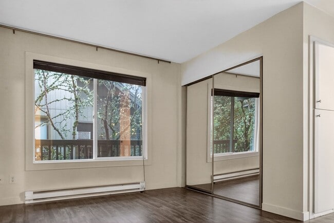 Building Photo - Condo / Apartment Unit