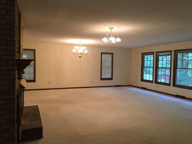 Building Photo - Spacious 3 Bedroom 2.5 Bath home located i...