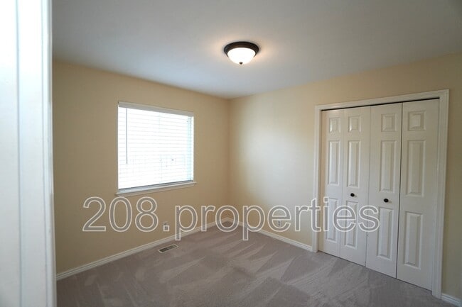Building Photo - 5903 S Snowdrop Pl