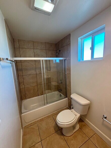 Building Photo - 426 W 109th Pl