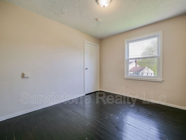 Building Photo - 956 N Central Dr