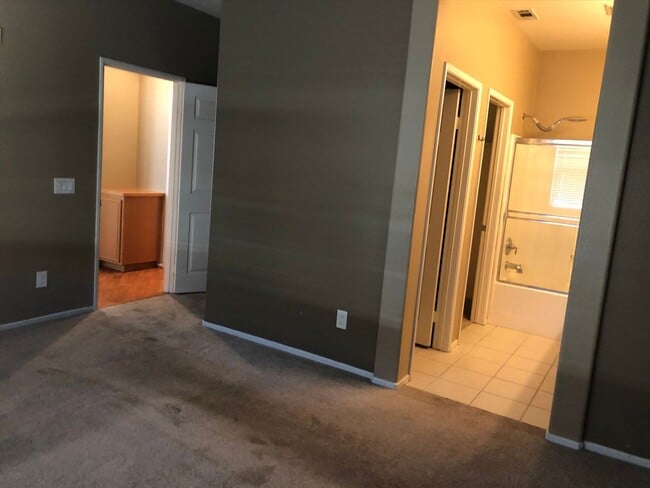 Building Photo - Comfort and convenience in this 2 bedroom 2 bathroom home