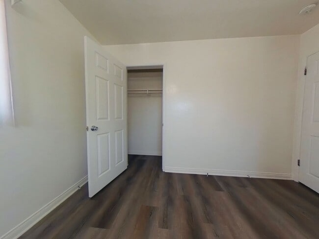 Building Photo - 7 Bedroom 4 Bath Home a hop and a skip to campus- SUPER CLOSE TO CAMPUS!