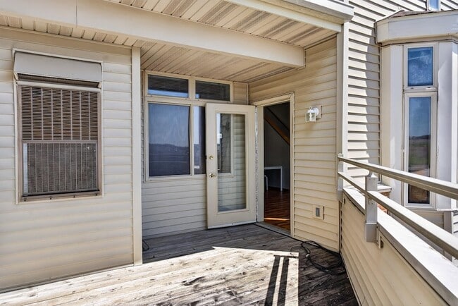 Building Photo - 301 Harbour Town Dr
