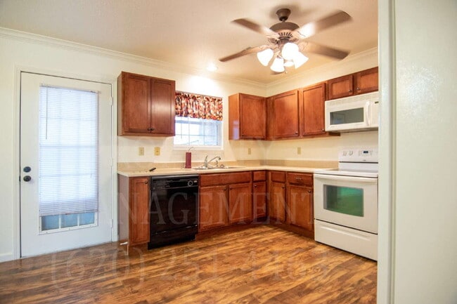 Building Photo - 2 bedroom, 2 bath duplex in Oklahoma