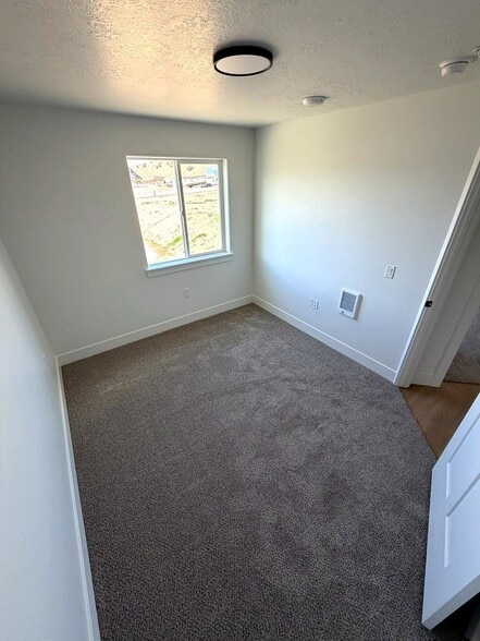 Building Photo - 950 Valentine Ln