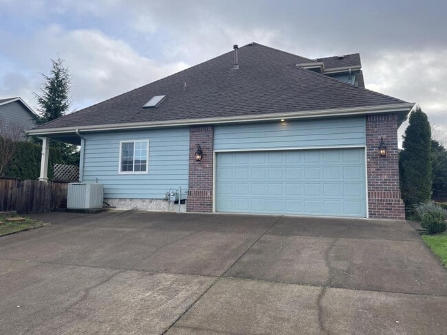 Building Photo - 2245 NW Park Terrace