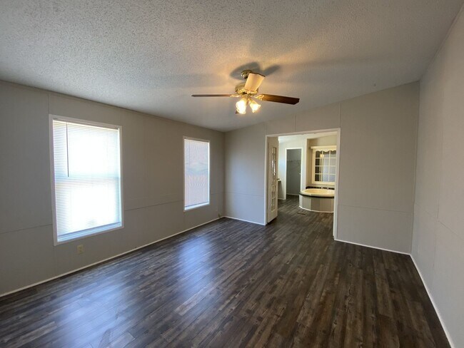 Building Photo - Four Bedroom In the Country