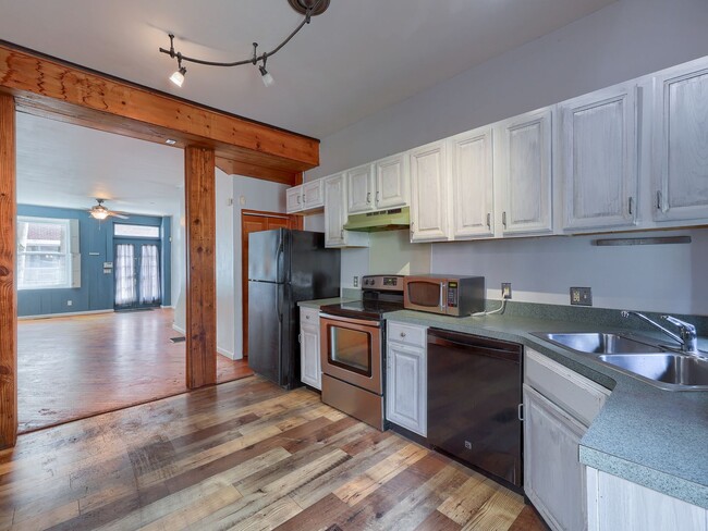 Building Photo - Large 2BR/2BTH house on Penn St!