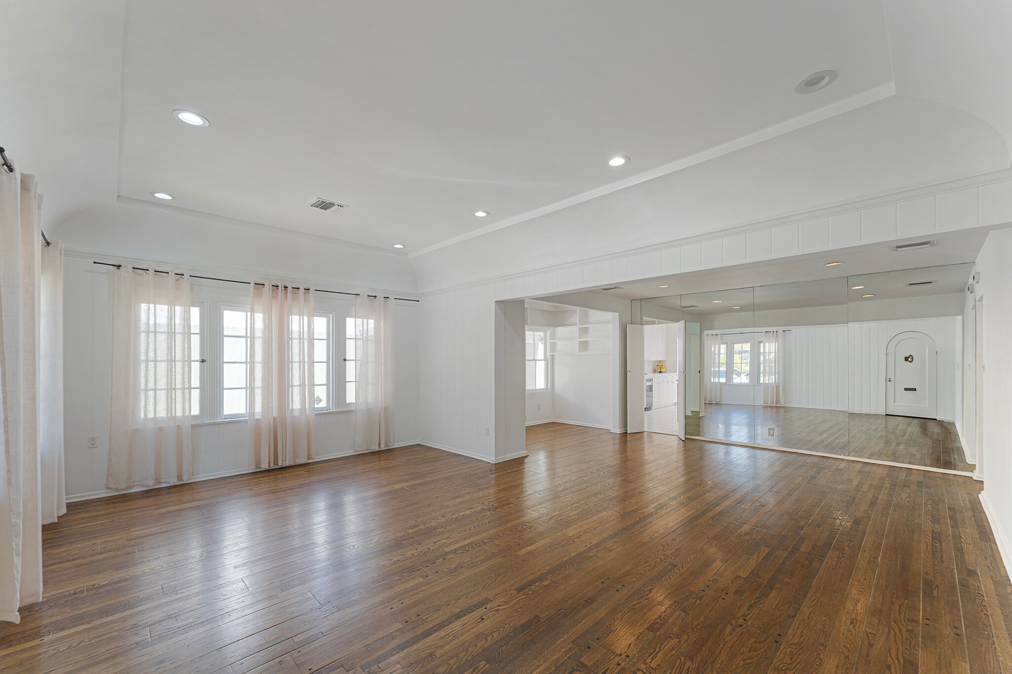 Building Photo - 332 S Crescent Dr